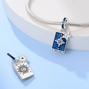 Dettaglio macro dello charm Tarocchi Stella e ciondolo luna su bracciale a maglia serpente