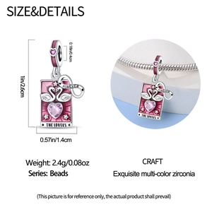Dettaglio macro del ciondolo Lovers in argento con cuore in zircone rosa e cigno inciso
