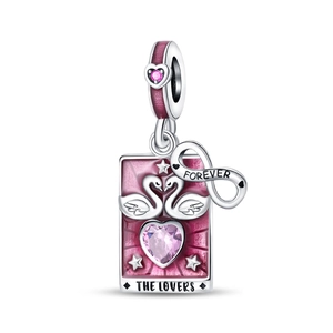 Dettaglio del charm tarocchi Gli Amanti con cigni in smalto rosa e cristallo