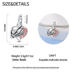 Detailopname van skelethand met hart en rode zirkonia steentjes voor bedelarmbanden