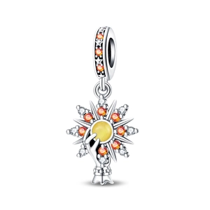 Dettaglio charm tarocchi con pietra occhio di gatto gialla e zirconi arancioni brillanti