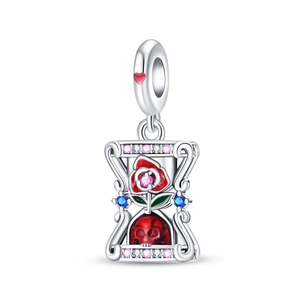 Dettaglio pendente a clessidra in argento con rosa, teschio e zirconi colorati vivaci