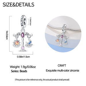 Dettaglio dello charm Bilancia in argento con zirconi colorati per bracciali