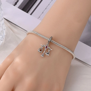 Dettaglio del bracciale Bilancia con zircone rosso su classica maglia snake in argento