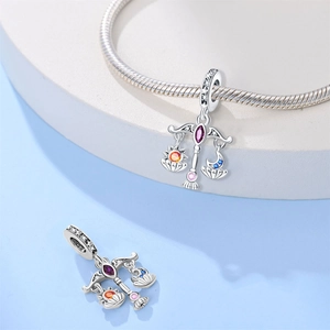 Charm Bilancia in argento con gemme colorate su un bracciale a maglia serpente