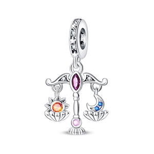 Dettaglio macro dello charm in argento con bilancia tarocchi sole luna e zirconi