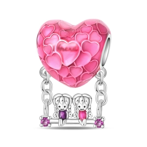 Detail eines silbernen Herz-Heißluftballon-Charms mit Mädchen-Anhänger und Gravur