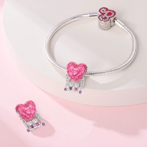 Rosa Herz-Charm-Armband mit silberner Schlangenkette und Schaukel-Anhängern
