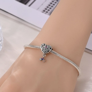 Detailaufnahme von Schlangenarmband mit Love You Forever Herz und Regenbogen-Anhänger