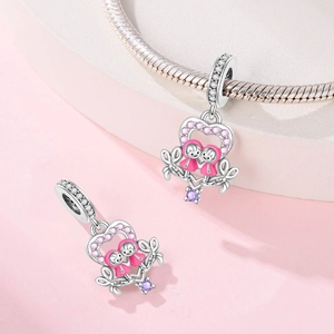 Nahaufnahme des silbernen Herzanhängers mit rosa Kristallen und Schlangenkette