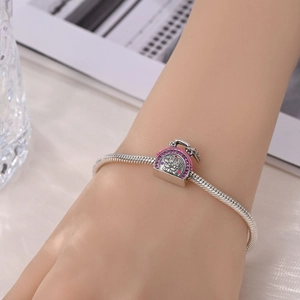 Detailansicht Silberarmband mit Handtaschen-Anhänger, rosa Zirkonia und Bestie-Schriftzug