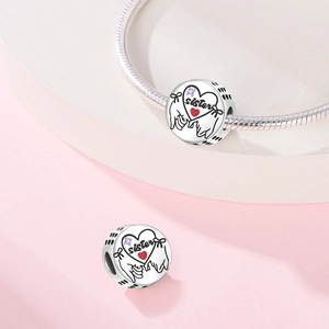 Silberner Schwester Charm mit lila Zirkon und Herzgravur für Charm-Armbänder