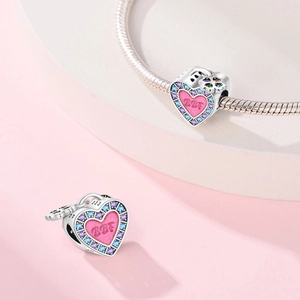 Makroaufnahme von Herzanhänger mit rosa Emaille, BFF-Schriftzug und bunten Edelsteinen