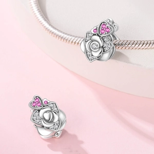 Makroaufnahme von Silber-Rosenanhänger mit rosa Herz-Zirkonia für DIY-Armbänder