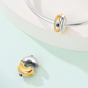 Detailansicht des zweifarbigen Sternengalaxie Evil Eye Sicherheitsclips für Armbänder