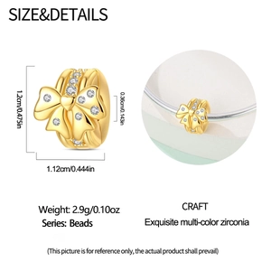 Detailansicht eines goldenen Schleifen-Charms mit Zirkonia-Inlay und genauen Maßen