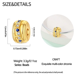 Makroansicht der goldenen Evil-Eye-Perle mit blauen und weißen Zirkonia-Steinen