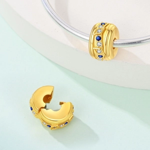 Detailansicht des goldenen Evil Eye Anhängers mit blauen Kristallen und Sicherheitsverschluss