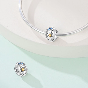 Makroaufnahme von Silberanhängern mit Sonne und Mond für DIY-Armbänder mit Emaille