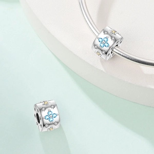 Silberner Perlenanhänger mit blauer Blumenstein und Sternengravur auf Armband