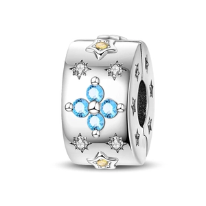 Detailansicht der silbernen Charm-Perle mit blauer Blume und gelben Sternen für Armband