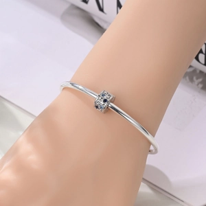 Details des Silberarmbands mit Evil Eye Anhänger und blau-klaren Zirkonia-Steinen