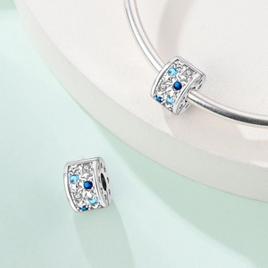 Silberner Evil-Eye-Anhänger mit blauen Zirkonen und Sternenmuster auf Schlangenkette