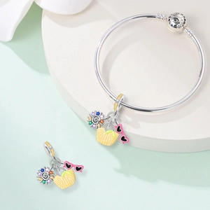 Dettaglio del ciondolo cocktail e della fibbia Lucky sul bracciale estivo con ciondoli