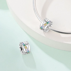 Evil Eye Charm mit Regenbogen-Zirkonia und gravierten Mondsternen auf Silberarmband
