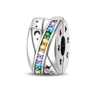 Nahaufnahme von Silber-Charm mit Regenbogen-Zirkonia und Stern-Mond-Gravuren