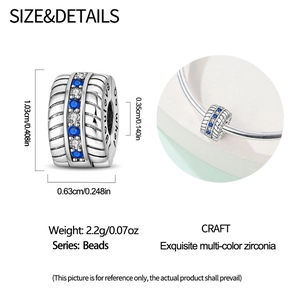 Detailansicht von Evil Eye Charm in Silber mit blauen und weißen Zirkonia-Steinen