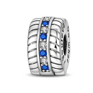 Makroansicht Silber-Charm mit blauen Kristallen und Gravur 'you love who' am Rand
