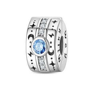 Makro-Detail des Evil Eye Charms mit Milky Way Gravur und himmlischen Stern-Mond-Mustern