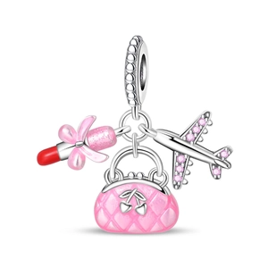 Dettaglio di ciondoli rossetto, borsa rosa e aereo per bracciali fai-da-te in argento