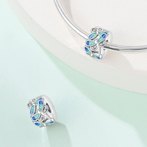 Libellen-Charm mit blaugrüner Emaille und Zirkon auf einem silbernen Armband