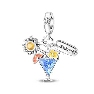 Dettaglio macro dello charm cocktail in argento con zircone blu e incisione estiva per bracciali
