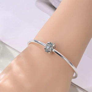 Nahaufnahme der Evil Eye Perle mit blauen Zirkonia auf Silberarmband
