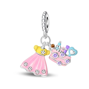 Dettaglio charm in argento S925 con vestito rosa e borsa trucco con fiori in smalto