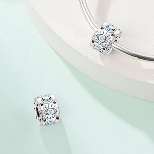 Details der blauen Evil Eye Anhänger mit S925 Silber-Finish auf einer Schlangenkette