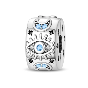 Makroaufnahme von Silber Charm mit blauem Zirkon, Teufelsauge und gravierten Sternen