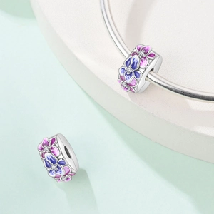 Detail von Emaille-Blumenanhängern mit Zirkon auf silbernem Schlangenarmband
