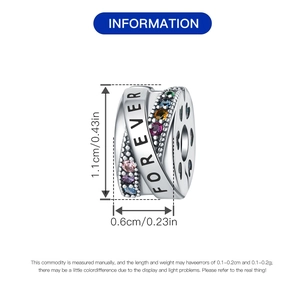 Makro-Detail des FOREVER gravierten Herz-Charms mit bunten Zirkonia-Steinen