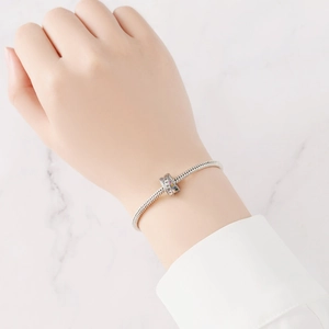 Detail der Silber-Charm-Perle mit Forever-Gravur und bunten Zirkonia-Steinen