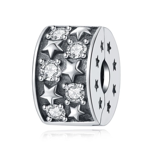 Primer plano de abalorio de plata con estrellas en relieve y circonitas brillantes