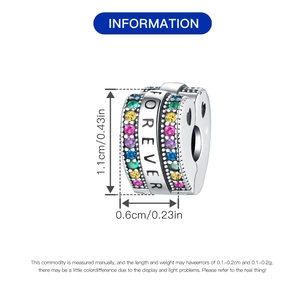 Detailansicht des Forever-Charms mit bunten Zirkonia-Steinen und genauen Abmessungen