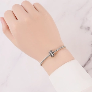 Bracciale a catena serpente in argento con charm natalizio e zirconi colorati