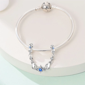 Dettaglio della catena di sicurezza sole e luna con gemma a stella blu su bracciale