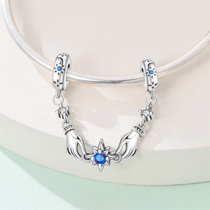 Dettaglio catena di sicurezza in argento con mani in preghiera e gemme a stella blu
