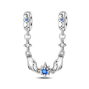 Dettaglio della catena di sicurezza in argento con pietre blu e motivi di mani