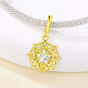 Detalle del colgante de estrella dorada con circonitas en cadena de malla plateada